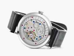 Nomos Glashütte Tangente 2date Handaufzug Edelstahl 38mm blaues Zifferblatt schwarzes Lederband Glasboden – Herrenuhren Uhr mit Datum aus Edelstahl und Leder. Das Gehäuse ist rund und silber. Das Lederarmband ist schwarz. Das Zifferblatt ist arabisch Index und blau. – Ansicht 3