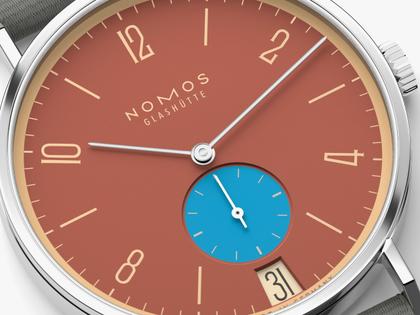 Nomos Glashütte Tangente 38 Datum "175 Years Watchmaking - Ziegelblau" Handaufzug Edelstahl rotes Zifferblatt graues Textilband Glasboden – Herrenuhren Uhr mit Datum aus Edelstahl. Das Gehäuse ist rund und silber. Das Textilarmband ist grau. Das Zifferblatt ist arabisch Index und rot. – Ansicht 4