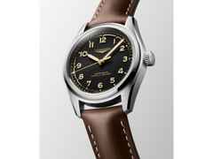 Longines Spirit Pilot Automatik Edelstahl 39mm schwarzes Zifferblatt braunes Lederband – Herrenuhren Uhr ohne Datum aus Edelstahl und Leder. Das Gehäuse ist rund und silber. Das Lederarmband ist braun. Das Zifferblatt ist arabisch und schwarz. – Ansicht 2
