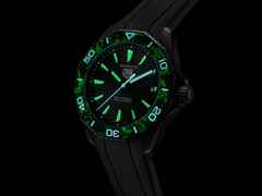 TAG Heuer Aquaracer Professional 200 Solargraph Edelstahl Schwarz-DLC 40mm schwarzes Zifferblatt schwarzes Kautschukband – Herrenuhren Uhr mit Datum aus DLC beschichtet und Edelstahl. Das Gehäuse ist rund und schwarz. Das Kautschuk / Kunststoff / Silikon Armband ist silber. Das Zifferblatt ist ein Index in schwarz. – Ansicht 4
