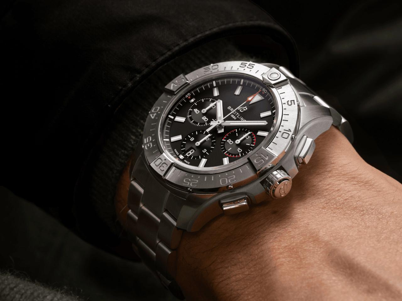 Breitling Avenger B01 Chronograph 44 Automatik Edelstahl schwarzes Zifferblatt Metallband – Herrenuhren Chronograph aus Edelstahl. Das Gehäuse ist rund und silber. Das Edelstahlarmband ist silber. Das Zifferblatt ist ein Index in schwarz. – Ansicht 5