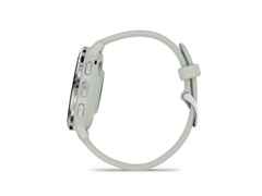 Garmin Venu 3S faserverstärktes Polymer salbeigrau 41mm salbeigraues Kautschukband – Herrenuhren Uhr Multifunktion aus Edelstahl, Kautschuk und Kunststoff. Das Gehäuse ist rund und grün. Das Kautschuk / Kunststoff / Silikon Armband ist grün. Das Zifferblatt ist digital und schwarz. – Ansicht 4