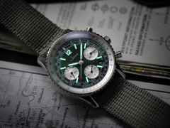 Sinn Spezialuhren 903 St II G Navigationschronograph Automatik Edelstahl 41mm grünes Zifferblatt braunes Lederband – Herrenuhren Chronograph aus Edelstahl und Leder. Das Gehäuse ist rund und silber. Das Lederarmband ist braun. Das Zifferblatt ist arabisch Index und grün. – Ansicht 6