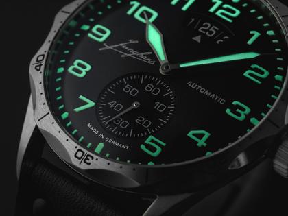 Junghans Meister Pilot Automatic Edelstahl 43mm graues Zifferblatt schwarzes Lederband – Herrenuhren Uhr mit Datum aus Edelstahl und Leder. Das Gehäuse ist rund und grau. Das Lederarmband ist schwarz. Das Zifferblatt ist arabisch Index und grau. – Ansicht 3