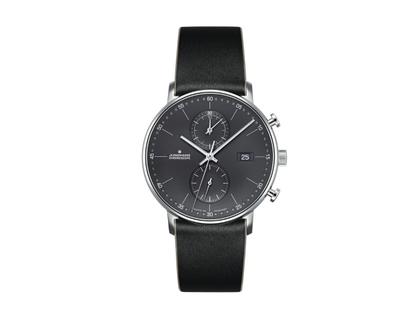 Junghans FORM C Chronograph Quarz Edelstahl 40mm graues Zifferblatt schwarzes Lederband – Herrenuhren Chronograph aus Edelstahl. Das Gehäuse ist rund und silber. Das Lederarmband ist schwarz. Das Zifferblatt ist ein Index in grau.