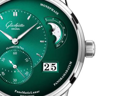 Glashütte Original PanoMaticLunar Automatik Edelstahl 40mm grünes Zifferblatt braunes Lederband – Herrenuhren Uhr mit Datum aus Edelstahl. Das Gehäuse ist rund und silber. Das Lederarmband Kroko / Alligator ist braun. Das Zifferblatt ist ein Index in grün. – Ansicht 2