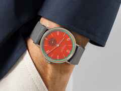 Nomos Glashütte Tangente 38 Datum "175 Years Watchmaking - Sportbunt" Handaufzug Edelstahl rotes Zifferblatt graues Textilband Glasboden – Herrenuhren Uhr mit Datum aus Edelstahl. Das Gehäuse ist rund und silber. Das Textilarmband ist grau. Das Zifferblatt ist arabisch Index und rot. – Ansicht 7