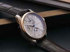 Union Glashütte Belisar Chronograph Mondphase Automatik Edelstahl 42mm weißes Zifferblatt braunes Lederband – Herrenuhren Chronograph aus Edelstahl. Das Gehäuse ist rund und silber. Das Lederarmband ist braun. Das Zifferblatt ist arabisch Index und silber. – Ansicht 6