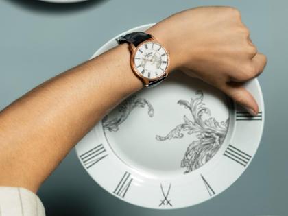 Glashütte Original Senator Meissen Mystic Maison Automatik Roségold 40mm weißes Porzellan-Zifferblatt schwarzes Lederband limitiert – Herrenuhren Uhr ohne Datum aus 750 Rotgold und Leder. Das Gehäuse ist rund und roségold. Das Lederarmband Kroko / Alligator ist schwarz. Das Zifferblatt ist römisch und weiß. – Ansicht 3