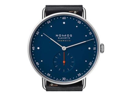 Nomos Glashütte Metro neomatik 39 Nachtblau Automatik Edelstahl 39mm blaues Zifferblatt schwarzes Lederband – Herrenuhren Uhr ohne Datum aus Edelstahl. Das Gehäuse ist rund und silber. Das Lederarmband ist schwarz. Das Zifferblatt ist arabisch Index und blau. – Ansicht 3