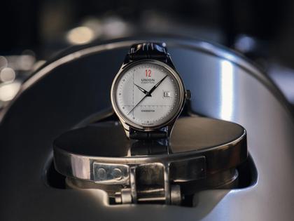 Union Glashütte Noramis Datum Paul Pietsch Sonderedition Automatik Edelstahl 40mm silbernes Zifferblatt schwarzes Lederband – Herrenuhren Uhr mit Datum aus Edelstahl. Das Gehäuse ist rund und silber. Das Lederarmband ist schwarz. Das Zifferblatt ist ein Index in silber. – Ansicht 4