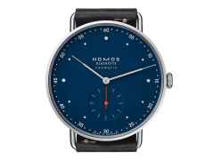 Nomos Glashütte Metro neomatik 39 Nachtblau Automatik Edelstahl 39mm blaues Zifferblatt schwarzes Lederband – Herrenuhren Uhr ohne Datum aus Edelstahl. Das Gehäuse ist rund und silber. Das Lederarmband ist schwarz. Das Zifferblatt ist arabisch Index und blau. – Ansicht 3
