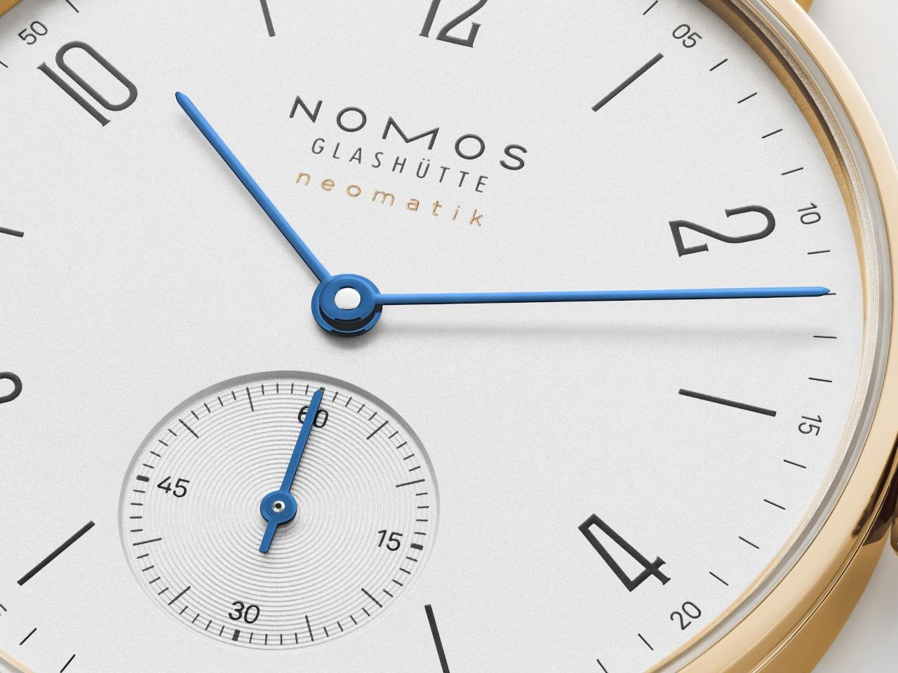 Nomos Glashütte Tangente Gold Neomatik Automatik Gelbgold 35mm weißes Zifferblatt schwarzes Lederband – Damenuhren Uhr ohne Datum aus 750 Gelbgold und Leder. Das Gehäuse ist rund und gelbgold. Das Lederarmband ist schwarz. Das Zifferblatt ist arabisch Index und weiß. – Ansicht 5