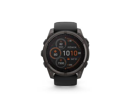 Garmin fenix 8 51mm Sapphire Solar faserverstärktes Polymer Titan carbongrau beschichtet schwarzes Kautschukband – Herrenuhren Uhr Multifunktion aus DLC beschichtet, Kautschuk und Titan. Das Gehäuse ist rund und grau. Das Kautschuk / Kunststoff / Silikon Armband ist schwarz. Das Zifferblatt ist digital und schwarz. – Ansicht 3