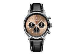 Breitling Navitimer B01 Chronograph 43 Edelstahl kupferfarbenes Zifferblatt schwarzes Lederband – Herrenuhren Chronograph aus Edelstahl. Das Gehäuse ist rund und silber. Das Lederarmband Kroko / Alligator ist schwarz. Das Zifferblatt ist ein Index in roségold.