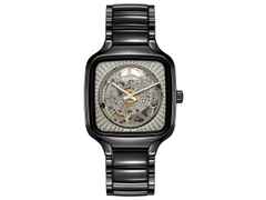 Rado True Square x Kunihiko Morinaga Special Edition Automatik schwarze Keramik 38mm photochromes Zifferblatt schwarzes Keramikband – Herrenuhren Uhr ohne Datum aus Keramik und Titan. Das Gehäuse ist quadratisch und schwarz. Das Keramikarmband ist schwarz. Der Zifferblatt ist ohne Zeichen.