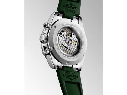 Longines Conquest Chronograph Automatik Edelstahl 42mm weiß-grünes Zifferblatt grünes Kautschukband – Herrenuhren Chronograph aus Edelstahl, Kautschuk und Keramik. Das Gehäuse ist rund und silber. Das Kautschuk / Kunststoff / Silikon Armband ist grün. Das Zifferblatt ist ein Index in weiß. – Ansicht 3