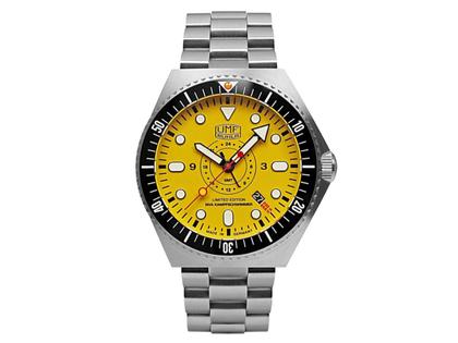 UMF Ruhla Kampfschwimmer Automatik Edelstahl 46mm gelbes Zifferblatt Metallband limitiert – Herrenuhren Uhr mit Datum aus Edelstahl und Keramik. Das Gehäuse ist rund und silber. Das Edelstahlarmband ist silber. Das Zifferblatt ist ein Index in gelb.
