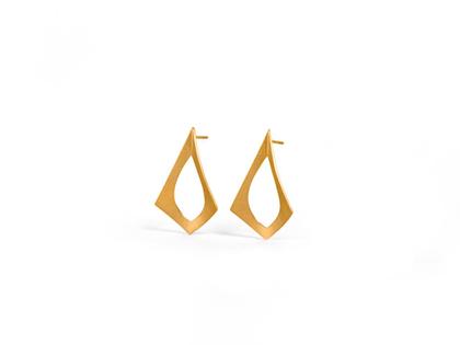 Jutta Ulland Der Drache und der edle Schliff Ohrstecker Silber gelbgoldplattiert und mattiert – Ohrschmuck Ohrstecker aus 925 Silber und und vergoldet.