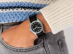 Hamilton Khaki Field Quartz Edelstahl 33mm schwarzes Zifferblatt schwarzes NATO-Textilband – Damenuhren Uhr ohne Datum aus Edelstahl. Das Gehäuse ist rund und grau. Das Textilarmband ist schwarz. Das Zifferblatt ist ein Index in schwarz. – Ansicht 5