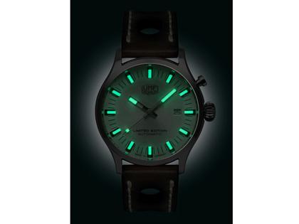 UMF Ruhla Sprungdeckeluhr Automatik Edelstahl 43mm silberfarbenes Zifferblatt braunes Lederband limitiert – Herrenuhren Uhr ohne Datum aus Edelstahl und Leder. Das Gehäuse ist rund und silber. Das Lederarmband ist braun. Das Zifferblatt ist ein Index in silber. – Ansicht 2