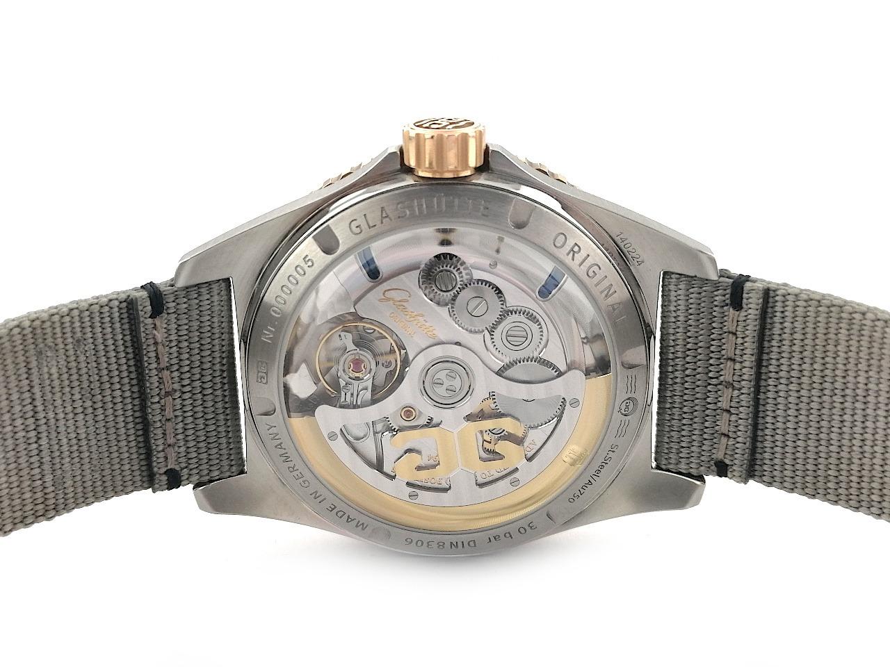Glashütte Original SeaQ Panoramadatum Automatik Edelstahl und Rotgold 43mm Textilband 1-36-13-04-91-34 Full Set Occasion – Herrenuhren Uhr mit Datum aus 750 Rotgold, Edelstahl und Keramik. Das Gehäuse ist rund und silber-rotgold. Das Textilarmband ist grau. Das Zifferblatt ist arabisch Index und grau. – Ansicht 2