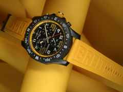 Breitling Endurance Pro 44 Chronograph Quarz Breitlight schwarzes Zifferblatt gelbes Kautschukband – Herrenuhren Chronograph aus Sonstiges. Das Gehäuse ist rund und schwarz. Das Kautschuk / Kunststoff / Silikon Armband ist gelb. Das Zifferblatt ist arabisch und schwarz. – Ansicht 3
