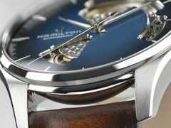 Hamilton Jazzmaster Open Heart Automatik Edelstahl 40mm dunkelblaues Zifferblatt braunes Lederband – Herrenuhren Uhr ohne Datum aus Edelstahl und Leder. Das Gehäuse ist rund und silber. Das Lederarmband ist braun. Das Zifferblatt ist ein Index in blau. – Ansicht 4