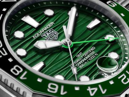 TAG Heuer Aquaracer Professional 300 GMT Automatik Edelstahl 42mm grünes Zifferblatt Metallband – Herrenuhren Uhr mit Datum aus Edelstahl und Keramik. Das Gehäuse ist rund und silber. Das Edelstahlarmband ist silber. Das Zifferblatt ist ein Index in grün. – Ansicht 4