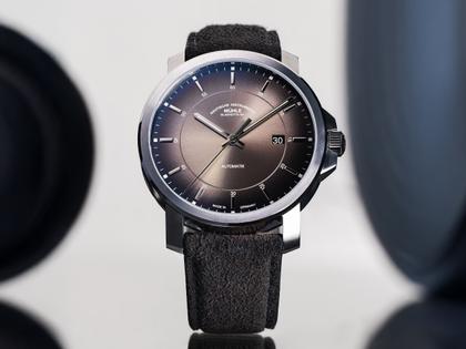 Mühle Glashütte 29er Casual Automatik Edelstahl 42,4mm braunes Zifferblatt braunes Lederband – Herrenuhren Uhr mit Datum aus Edelstahl und Leder. Das Gehäuse ist rund und silber. Das Lederarmband ist braun. Das Zifferblatt ist ein Index in braun. – Ansicht 4