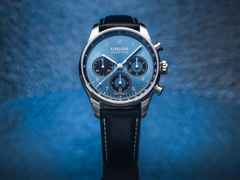 Union Glashütte Belisar Chronograph Automatik Edelstahl 40mm blaues Zifferblatt schwarzes Lederband – Herrenuhren Chronograph aus Edelstahl und Leder. Das Gehäuse ist rund und silber. Das Lederarmband ist schwarz. Das Zifferblatt ist arabisch Index und blau. – Ansicht 2