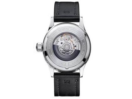Hanhart Pioneer One graues Zifferblatt schwarzes Lederband – Herrenuhren Uhr mit Datum aus Edelstahl. Das Gehäuse ist rund und silber. Das Lederarmband ist schwarz. Das Zifferblatt ist arabisch und grau. – Ansicht 2