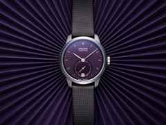 Union Glashütte 1893 Johannes Dürrstein Edition Kleine Sekunde Automatik Edelstahl 34mm violettes Zifferblatt graues Lederband – Damenuhren Uhr mit Datum aus Edelstahl und Leder. Das Gehäuse ist rund und silber. Das Lederarmband ist grau. Das Zifferblatt ist ein Index in lila. – Ansicht 4