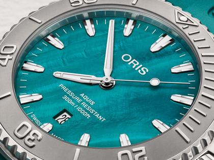 Oris New York Harbor LE II Automatik Edelstahl 43,5mm petrolfarbenes Perlmutt-Zifferblatt petrolfarbenes Kautschukband limitiert – Herrenuhren Uhr mit Datum aus Edelstahl und Kautschuk. Das Gehäuse ist rund und silber. Das Kautschuk / Kunststoff / Silikon Armband ist türkis. Das Zifferblatt ist ein Index in türkis. – Ansicht 4