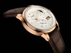 Glashütte Original PanoMaticCalendar Automatik Rotgold 42mm silbernes Zifferblatt braunes Lederband – Herrenuhren Uhr mit Kalender aus 750 Rotgold. Das Gehäuse ist rund und roségold. Das Lederarmband Kroko / Alligator ist braun. Das Zifferblatt ist ein Index in silber. – Ansicht 5