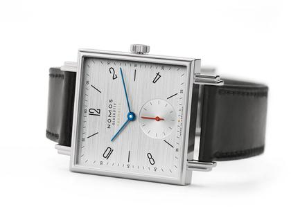 Nomos Glashütte Tetra neomatik 39 Silvercut Automatik Edelstahl 33mm silberfarbenes Zifferblatt schwarzes Lederband – Damenuhren Uhr ohne Datum aus Edelstahl. Das Gehäuse ist quadratisch und silber. Das Lederarmband ist schwarz. Das Zifferblatt ist arabisch Index und silber. – Ansicht 5