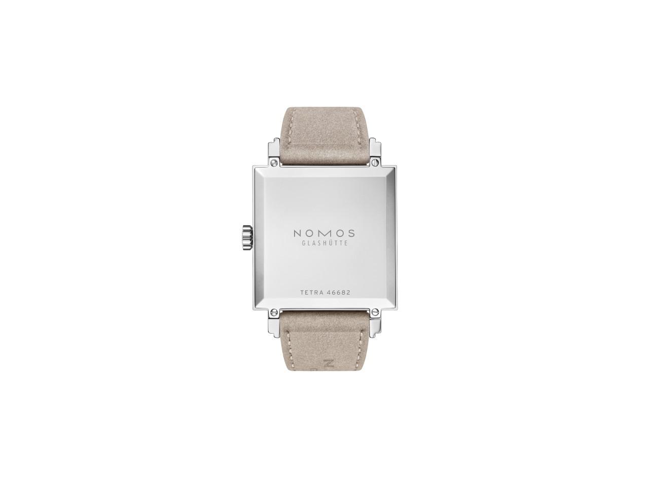 Nomos Glashütte Tetra Origins Terra Handaufzug Edelstahl 29,5mm rotes Zifferblatt graues Lederband Stahlboden – Damenuhren Uhr ohne Datum aus Edelstahl und Leder. Das Gehäuse ist quadratisch und silber. Das Lederarmband ist grau. Das Zifferblatt ist arabisch Index und rot. – Ansicht 2