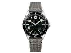 Glashütte Original SeaQ Panoramadatum Automatik Edelstahl 43mm schwarzes Zifferblatt graues Textilband – Herrenuhren Uhr mit Datum aus Edelstahl und Keramik. Das Gehäuse ist rund und silber. Das Textilarmband ist grau. Das Zifferblatt ist arabisch Index und schwarz.