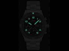 Sinn Spezialuhren 156.1 Fliegerchronograph Automatik Edelstahl 43mm schwarzes Zifferblatt schwarzes Lederband limitiert – Herrenuhren Chronograph aus Edelstahl. Das Gehäuse ist rund und silber. Das Lederarmband ist schwarz. Das Zifferblatt ist arabisch und schwarz. – Ansicht 6