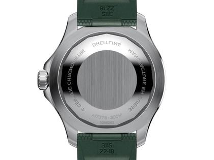 Breitling Superocean Automatic 44 Edelstahl grünes Zifferblatt schwarzes Kautschukband – Herrenuhren Uhr ohne Datum aus Edelstahl und Keramik. Das Gehäuse ist rund und silber. Das Kautschuk / Kunststoff / Silikon Armband ist grün. Das Zifferblatt ist ein Index in grün. – Ansicht 2