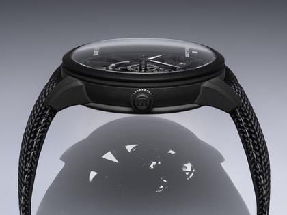 Maurice Lacroix Masterpiece Skeleton Label Noir Handaufzug Edelstahl Schwarz-DLC 43mm schwarzes Zifferblatt schwarzes Textilband – Herrenuhren Uhr ohne Datum aus DLC beschichtet, Edelstahl und PVD beschichtet. Das Gehäuse ist rund und schwarz. Das Textilarmband ist schwarz. Das Zifferblatt ist skelettiert und schwarz. – Ansicht 3