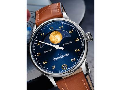 MeisterSinger Lunascope Automatik Edelstahl blaues Zifferblatt, braunes Lederband, goldner Mond – Herrenuhren Uhr mit Datum aus Edelstahl. Das Gehäuse ist rund und silber. Das Lederarmband ist braun. Das Zifferblatt ist arabisch und blau. – Ansicht 3