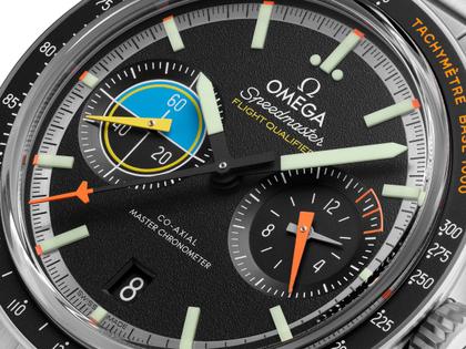 Omega Speedmaster Pilot Chronograph Automatik Edelstahl 40mm schwarzes Zifferblatt Metallband – Herrenuhren Chronograph aus Edelstahl. Das Gehäuse ist rund und silber. Das Edelstahlarmband ist silber. Das Zifferblatt ist ein Index in schwarz. – Ansicht 2