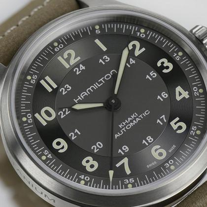 Hamilton Khaki Field Titanium Auto Titan 42mm graues Zifferblatt braunes Lederband – Herrenuhren Uhr ohne Datum aus Titan. Das Gehäuse ist rund und silber. Das Lederarmband ist braun. Das Zifferblatt ist arabisch Index und schwarz. – Ansicht 2