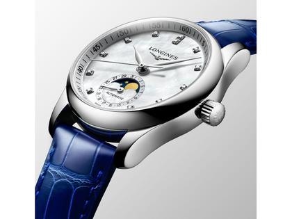 Longines Master Collection Automatik Edelstahl 34mm weißes Perlmutt-Zifferblatt mit Diamanten blaues Lederband – Damenuhren Uhr mit Datum aus Edelstahl und Leder. Das Gehäuse ist rund und silber. Das Lederarmband Kroko / Alligator ist blau. Das Zifferblatt ist ein Index in weiß. – Ansicht 4