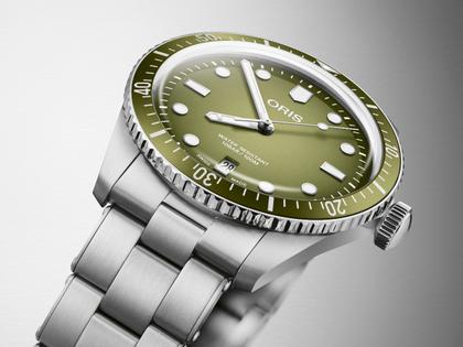 Oris Divers Sixty-Five Date Automatik Edelstahl 40mm grünes Zifferblatt Metallband – Herrenuhren Uhr mit Datum aus Edelstahl. Das Gehäuse ist rund und silber. Das Edelstahlarmband ist silber. Das Zifferblatt ist ein Index in grün. – Ansicht 2