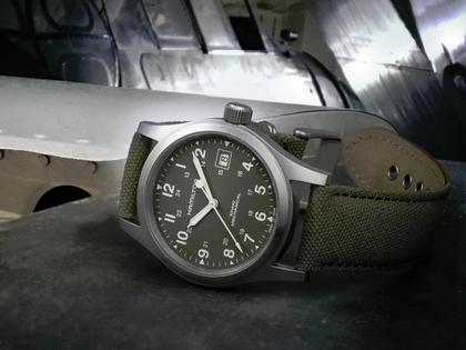 Hamilton Khaki Field Mechanical Handaufzug Edelstahl 38mm grünes Zifferblatt grünes Lederband – Herrenuhren Uhr mit Datum aus Edelstahl. Das Gehäuse ist rund und silber. Das Textilarmband ist grün. Das Zifferblatt ist arabisch und grün. – Ansicht 2