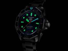 TAG Heuer Aquaracer Professional 300 Date Automatik Edelstahl 42mm blaues Zifferblatt Metallband – Herrenuhren Uhr mit Datum aus Edelstahl und Keramik. Das Gehäuse ist rund und silber. Das Edelstahlarmband ist silber. Das Zifferblatt ist ein Index in blau. – Ansicht 5