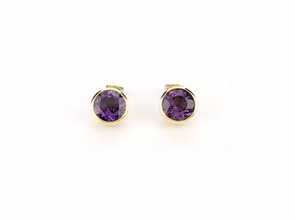 Georg Spreng Ohrstecker Blub Gelbgold mit dunklem Amethyst 6,68ct – Ohrschmuck Ohrstecker aus 750 Gelbgold.