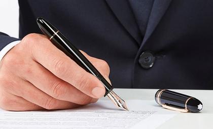 Montblanc Meisterstück 149 Füllfederhalter Edelharz rotvergoldet – Schreibgeräte Füllfederhalter aus 750 Gelbgold, Edelharz und und vergoldet. – Ansicht 4